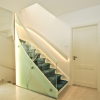 Treppe mit Glasgeländer und LED Handlauf mit Stiltüren